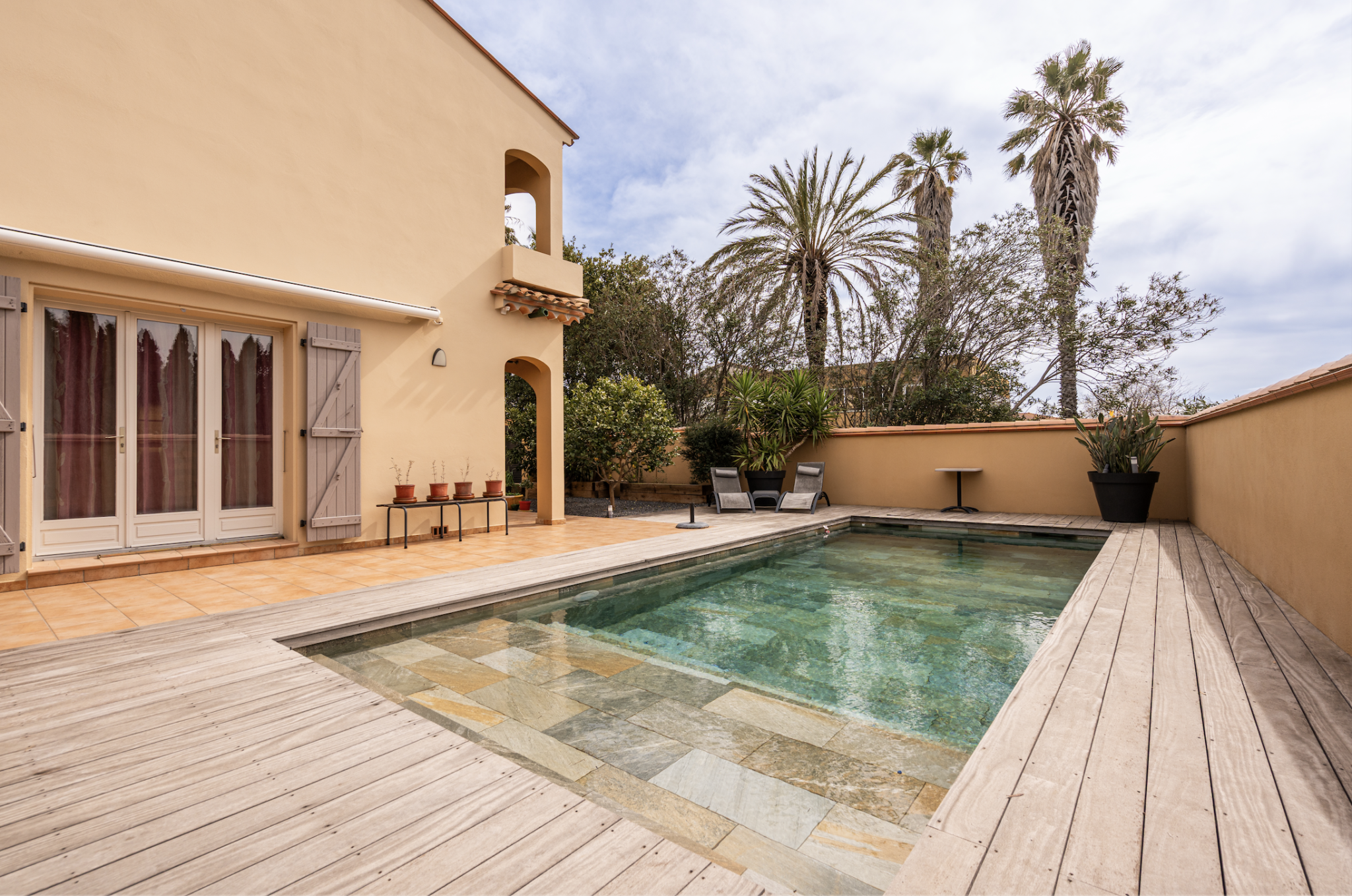 EXCLUSIVITE. ENSEMBLE AVEC MAISON + HANGAR + APPARTEMENT
