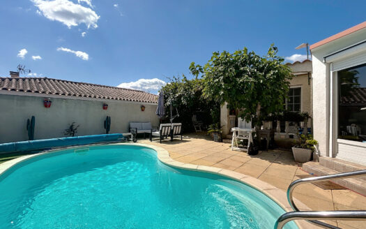 Maison de plain-pied de 150 m2 avec piscine sans vis à vis.