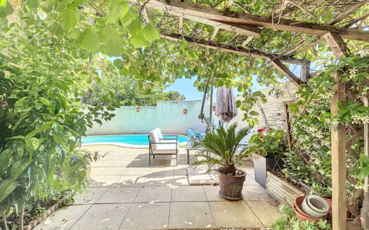 Maison de plain-pied de 150 m2 avec piscine sans vis à vis.