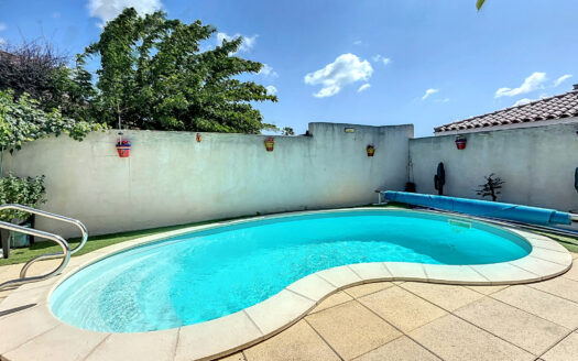 Maison de plain-pied de 150 m2 avec piscine sans vis à vis.
