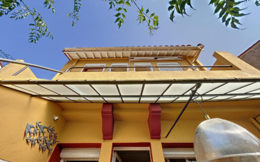 SUPERBE MAISON DE VILLE DE 160m2, AVEC JARDIN LUXURIANT.