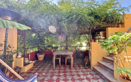 SUPERBE MAISON DE VILLE DE 160m2, AVEC JARDIN LUXURIANT.