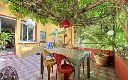 SUPERBE MAISON DE VILLE DE 160m2, AVEC JARDIN LUXURIANT.