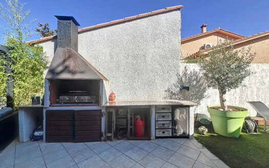 MAISON 3 FACES – 5 CHAMBRES – GARAGE ET PISCINE.