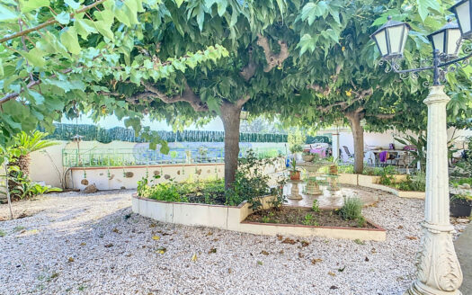 Maison 3 faces de 152 m2 sur une parcelle de 697 m2 ( Montes