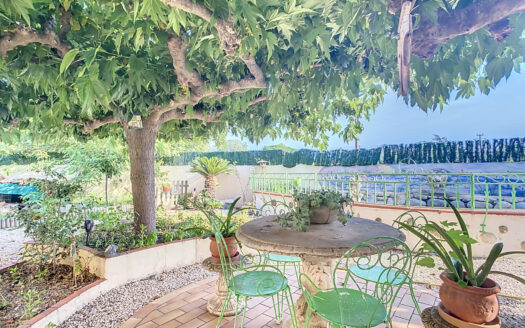 Maison 3 faces de 152 m2 sur une parcelle de 697 m2 ( Montes