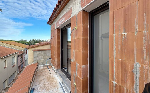 Maison refaite à neuf avec terrasse et garage à Saint-Cyprie