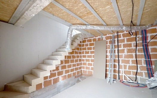 Maison refaite à neuf avec terrasse et garage à Saint-Cyprie