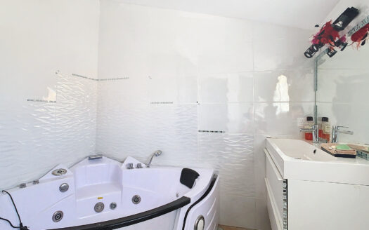 Maison 3 faces de 152 m2 sur une parcelle de 697 m2 ( Montes