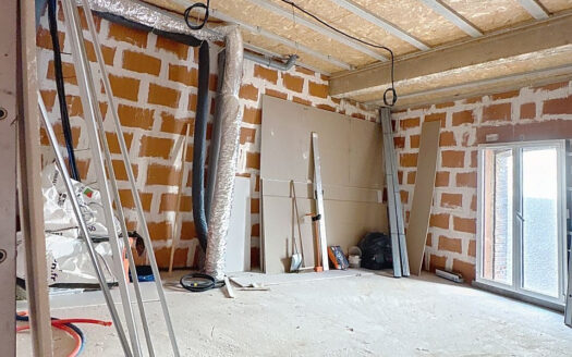 Maison refaite à neuf avec terrasse et garage à Saint-Cyprie