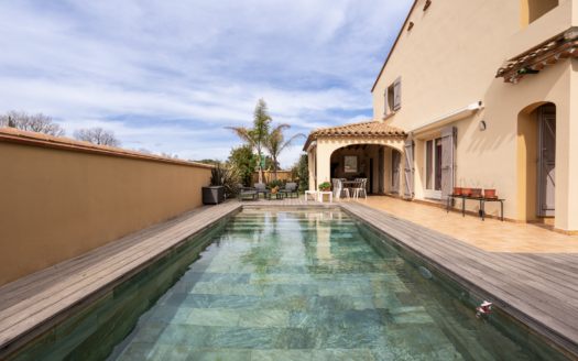 EXCLUSIVITE. ENSEMBLE AVEC MAISON + HANGAR + APPARTEMENT