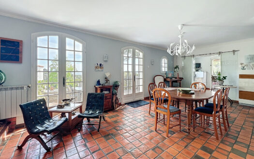 Maison de caractère nichée au Domaine de MontPins avec panor