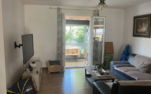 Maison deux faces avec grand garage et extérieur