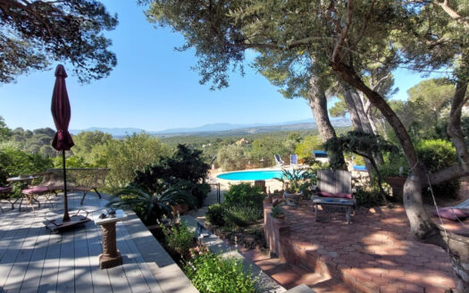 Maison de caractère nichée au Domaine de MontPins avec panor