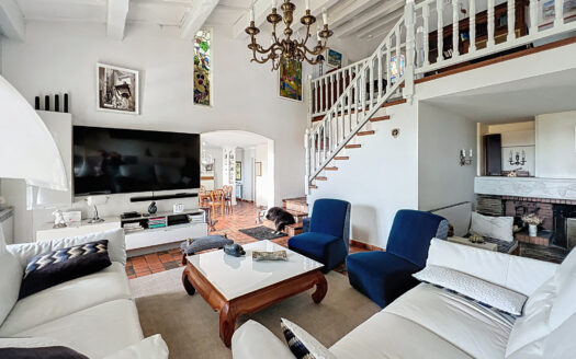 Maison de caractère nichée au Domaine de MontPins avec panor