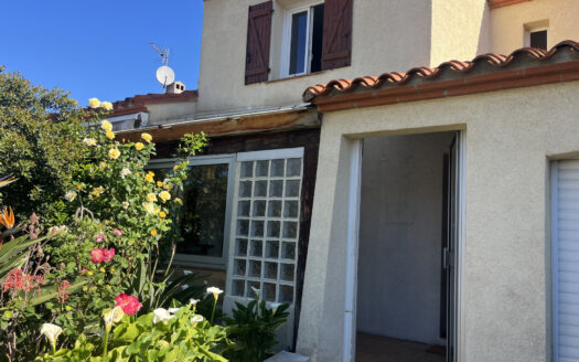 Maison deux faces avec grand garage et extérieur