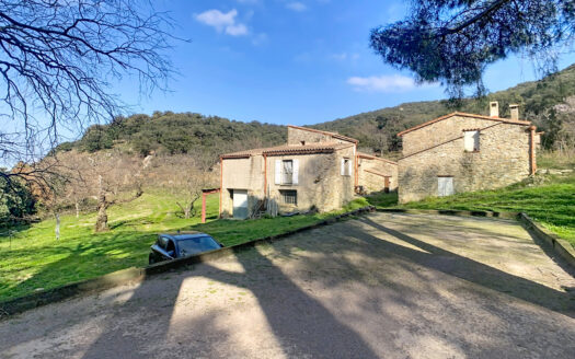 Mas exceptionnel de 3 habitations ( Argeles )