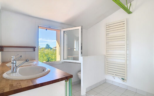 Maison athypique avec garage et jardin ( ELNE )