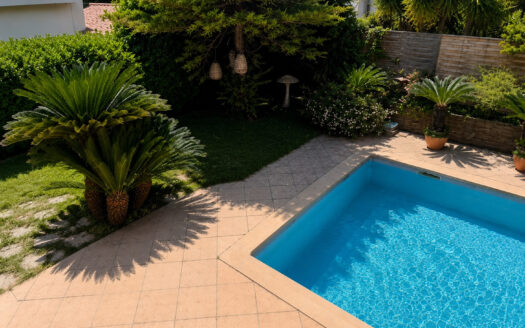 Découvrez cette agréable villa 4 faces des années 60 d’envir
