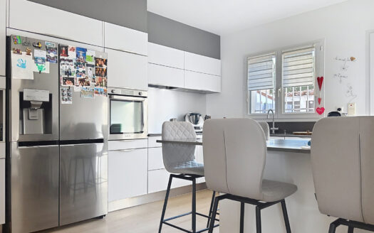 Superbe Maison familiale 130 m2 avec piscine, cheminée et cu